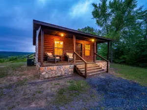 The Ossi is a secluded couples cabin with panoramic mountain and sunset views!