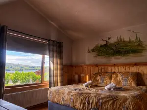 Cosy lakeside lodge, ensuite bedrooms, pet-friendly, opt spa.  Belleek Fermanagh