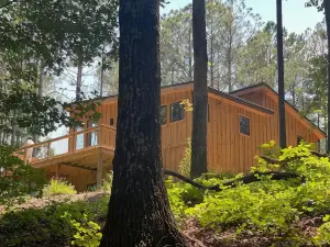 現代林間風兩卧室木屋（寵物友好、親子友好、溫馨度假）