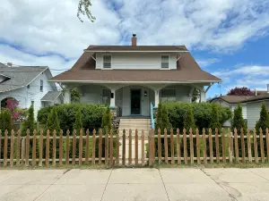 Roomy 5BR 1/4 mile from Main St