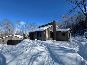 Bluff’s Edge Secluded Retreat with 2 car garage!