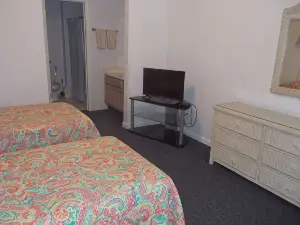 Top Floor with Balcony, with a Pool View, 4 Minutes to Beach