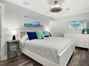 Welcome to Sea Glass Cottage, Walk, Bike, or Trolley to the Beach!