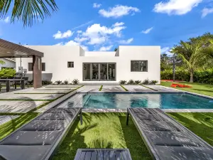 Beautiful 4BR Miami Villa with Heated Pool & Private Game Yard