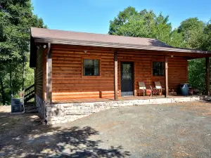 Beautiful secluded cottage with gated privacy.