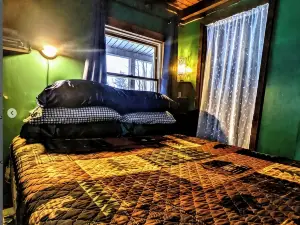 A charming cabin with beautiful lake and mountain views!