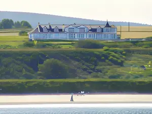 Cullen Bay Hotel