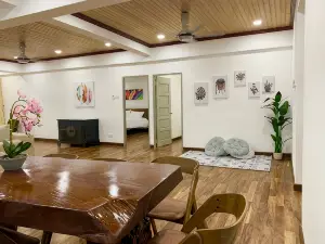 {Free Wifi}Spacious Wooden TOP Floor Apartment