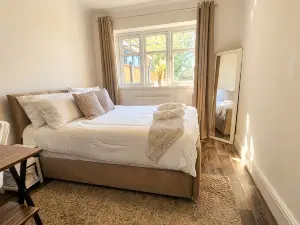 Birmingham 5BR, sleeps 9, private parking & garden families, contractors, groups