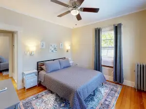 Spacious 2 Bedroom 1 Bath apt