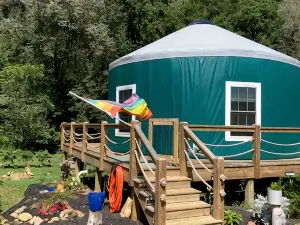 Private, Pet Friendly Creekside Yurt with Hot Tub in Dugspur, Perfect for a Virginia Glamping Getawa