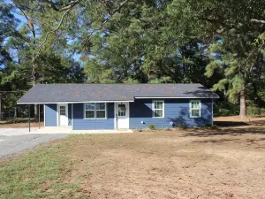 Relaxing country home 2 minutes from Caddo Lake!!! Pet Friendly!