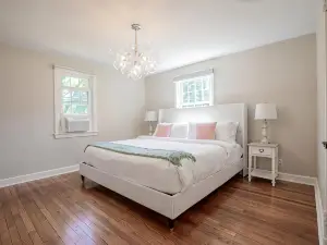 Family Cottage with 4 King Beds