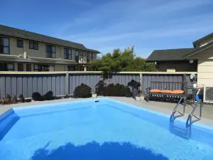 Colonial Motel