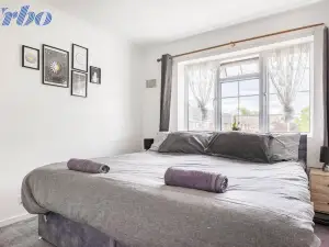 Luxury Apartment For Short Lets and Serviced Accommodation Epsom with Parking