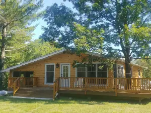 New Lakeside Cottage 5 minutes from great hiking with large deck and lake view