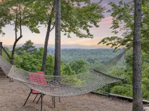 Secluded, luxurious cabin perched above Eagle Fork Creek with sunrise views.
