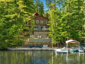 Beautiful Lake House on Belleau 100 ft of Waterfront! Kayaks, Jacuzzi 3100 sqft!