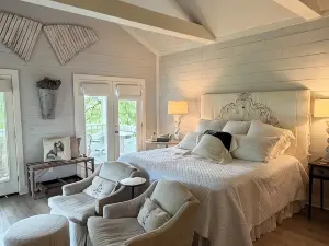 Cozy and comfortable one bedroom with kitchen and with pasture view.
