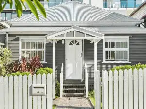 Contemporary Cute! 2bed/1bath/1car~house~10min CBD