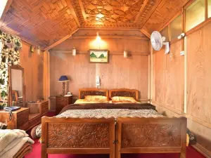 Golden Hopes Group of Houseboats