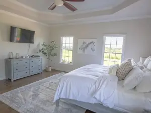 5 Acre 3 Bedroom Farmhouse Next Door to Troubadour