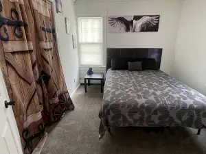 "Prime Location Stylish 1Bedroom  with Hot Tub Access, across street from Legion