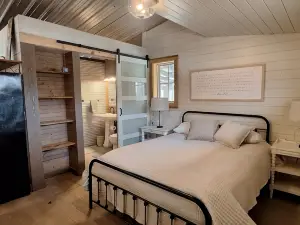 Rustic Valley/ TN River-Kentucky Lake Retreat.  Sleeps 8.