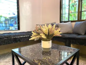Modern Interior | 5 min from Airport | Karaoke