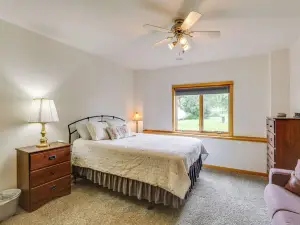 Outdoor Oasis: Luxe Flat in Mt Horeb!