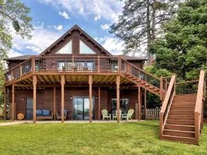 Lake front house in Gilbert SC