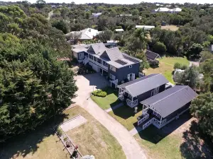 Hamptons in Rye Blue Cottage 3 Mins from Hot Springs!