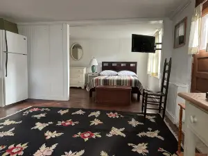 Studio Apt with Full Kitchen. 1 minute stroll over picturesque bridge into town.