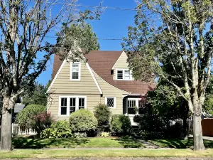 Spacious basement apt. Off-street parking, washer & dryer, kitchenette, sleeps 4
