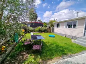 Cosy Kiwi Bach Kid and Pet Friendly Beach House