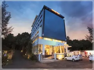 Holiday Vista Thekkady a Premium Hotel Near Periyar Wild Life Sanctuary with Sky View Pool