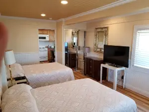 Vineyard Harbor Motel - Private Beach