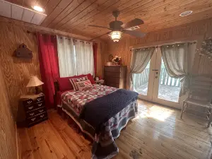 Cabinonthecreek.TX-Lake Limestone- Tasteful Rustic Charm & Grace.