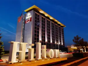 Hilton Toronto Airport Hotel & Suites