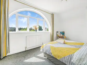 Villa Near Nottingham Hospital w/ Gardens