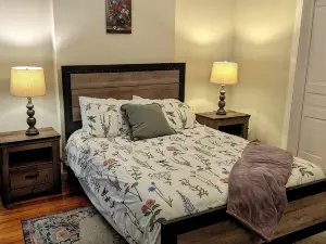 Rustic Oasis for the Family -  6 Min Walk to Downtown