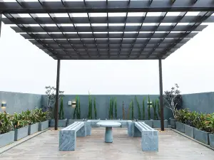 Modern Studio Near Bombay Hospital |Juliet Balcony