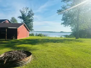 Spacious 4-Bedrooms Lake Front Retreat in Delightful Alpena Area.