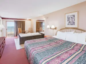 Super 8 by Wyndham Mackinaw City/Beachfront Area