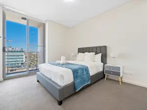 Amazing scene/ 2Br Apt / Shopping/Train/Hospital