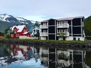 Við Lónið Guesthouse