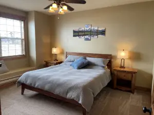 Buffalo Valley - Spacious Condo w/ 1 king bed and 2 queen beds
