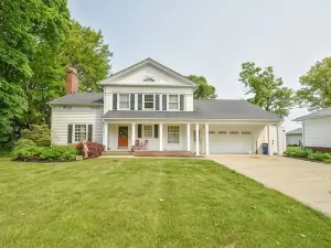 Large Family Lakehouse on the Coast with Stunning Water Views
