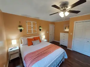 Pine Ridge Manor-Private Hot Tub, beautiful Hilltop with views