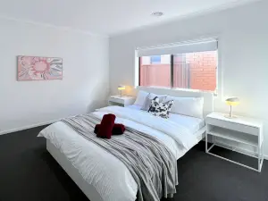 Peaceful Modern Parkfront Retreat in Pakenham